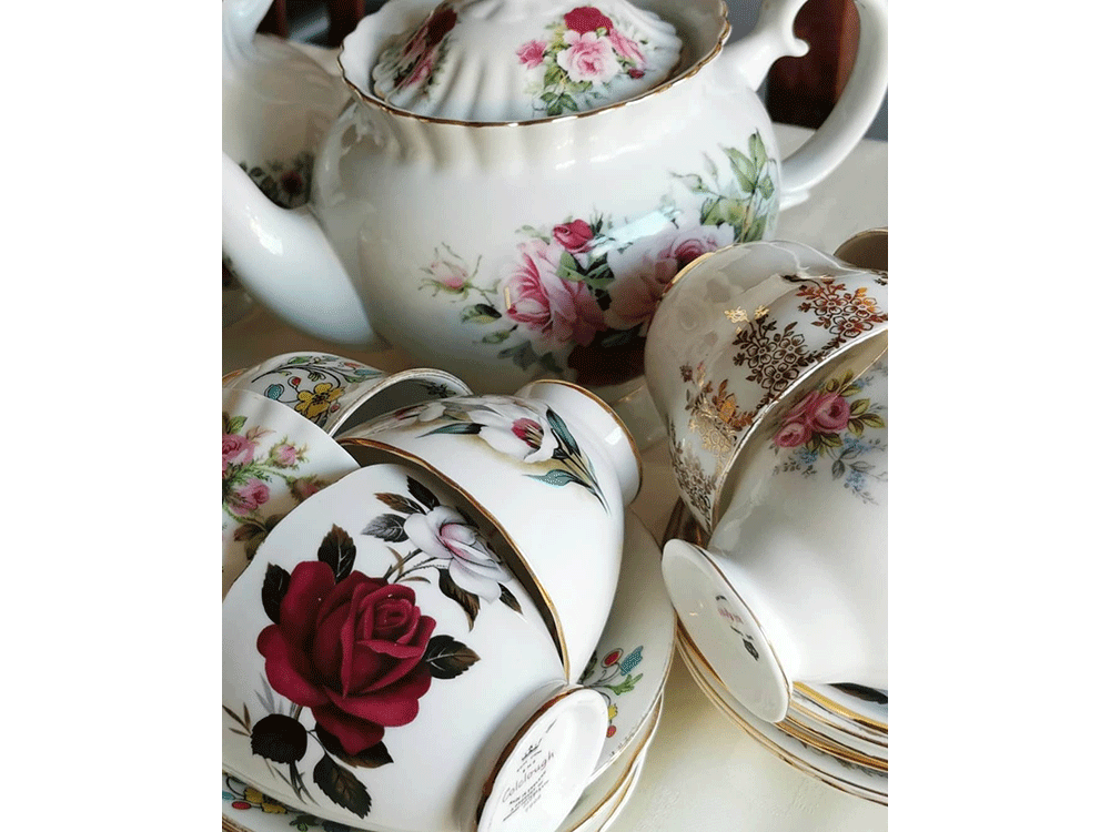 Vintage tea pot and cups